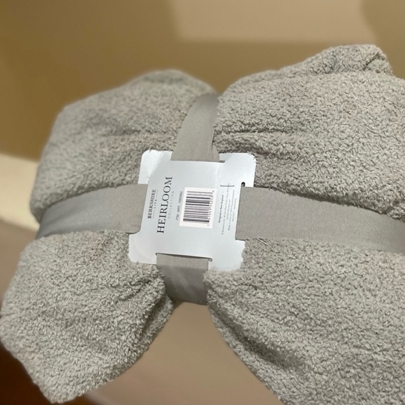 Berkshire Heirloom Collection Plush Gray Throw - Picture 3 of 5